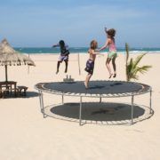 Kinderen op trampoline