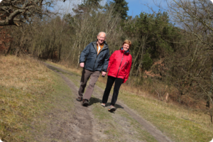 Echtpaar-wandelt-in-het-bos