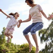 moeder en dochter trampolinespringen bekkenbodem