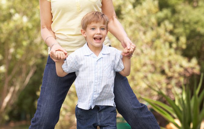 Moeder met zoon springen