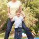 Moeder met zoon springen